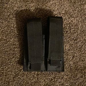 Pistol magazine pouch double with molle backing and snap fasteners